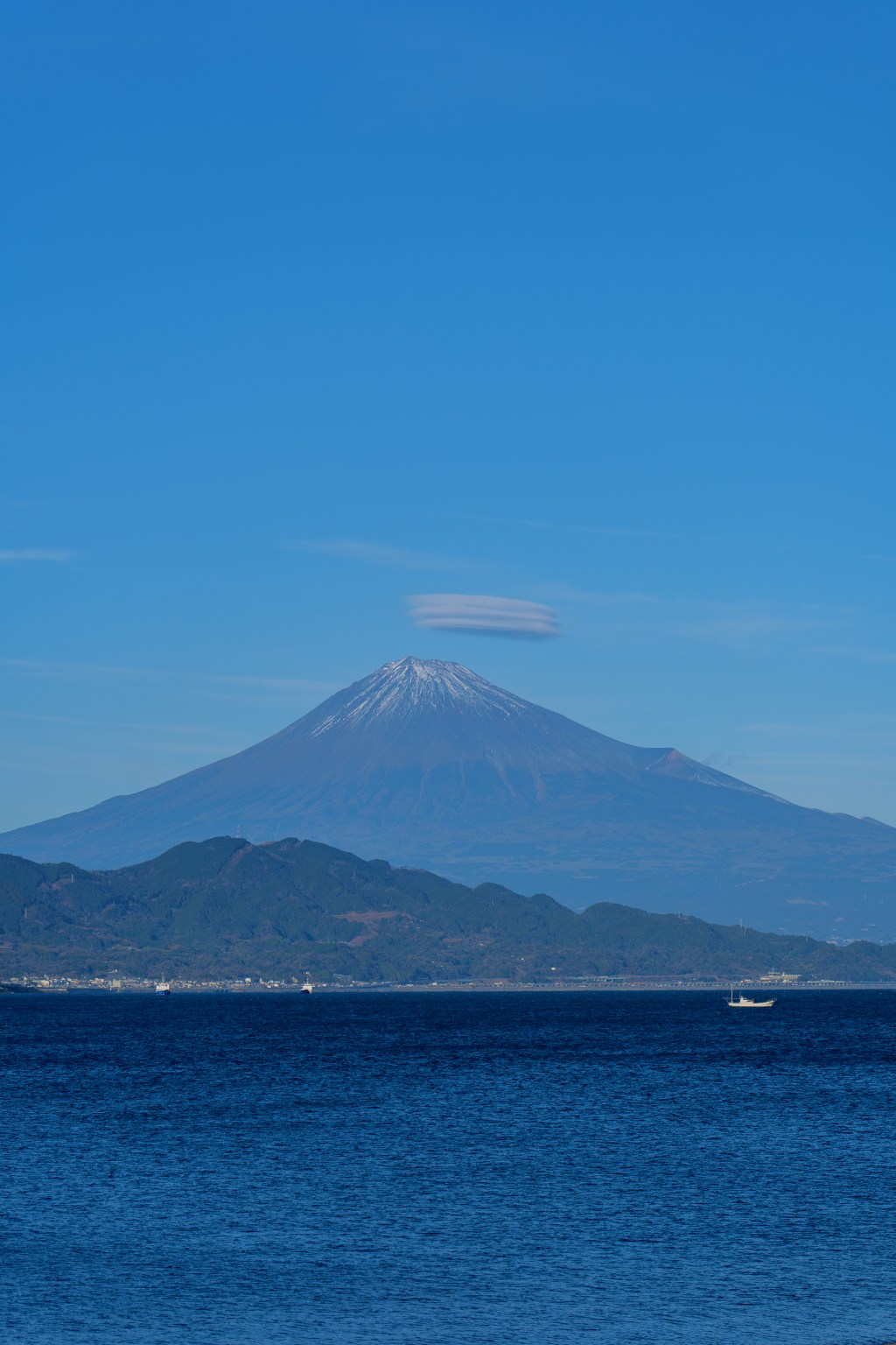 海から見る笠雲の富士山、青い海と小船、幹駅塊㡵1枚