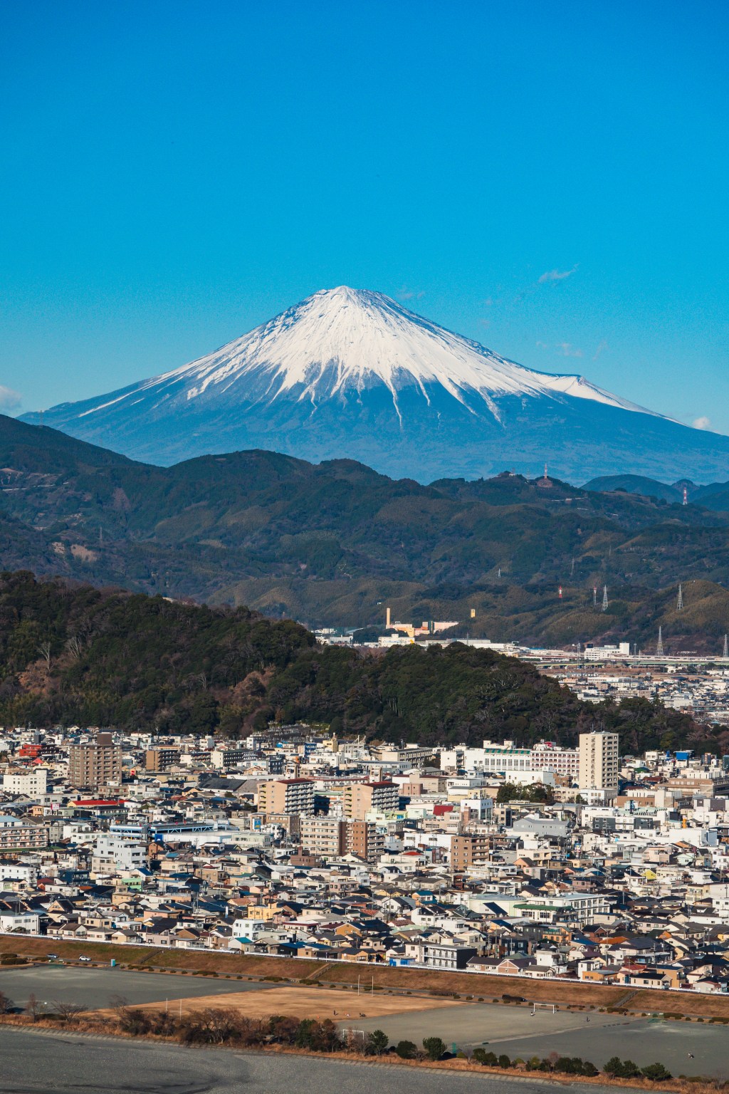 日本平の山頂展望台から見る静岡市街と雪を頂く富士山